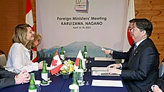 Japonský ministr zahranií Joimasa Hajai (vpravo) a kanadská ministryn...