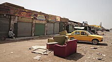 Mu� sedí u zav�ených obchod� v súdánském Chartúmu. (17. dubna 2023)