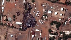Satelitní snímek ukazuje zniené nákladní vozy s pohonnými hmotami ve skladu...
