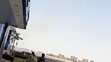 Vojáci RSF jsou vidt na letiti v Chartúmu v Súdánu na snímku z videa...
