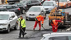 Hasi�ská auta a sanitky proplétající se hustým provozem pat�í ke ka�dodenním...
