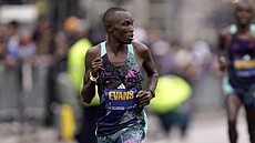 VÍTZ. Kean Evans Chebet si bí pro triumf na Bostonském maratonu.