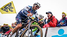 Na Flandrech se po pádu Julian Alaphilippe trápil.