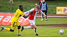 Albert Labík ze Slavie uniká Abdullahi Tankovi z Varnsdorfu v zápase druhé...