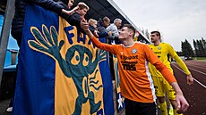 Varnsdorfský branká Martin Vaák slaví s fanouky výhru nad Slavií B v zápase...