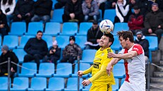 Druhá fotbalová liga Varnsdorf - Slavia Praha B. Domácí Mat�j Kubista (vlevo) a...