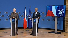 Prezident Petr Pavel a generální tajemník NATO Jens Stoltenberg na konferenci.