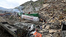 Masivní sesuv půdy pohřbil v Pákistánu kamiony čekající na hraničním přechodu s... | na serveru Lidovky.cz | aktuální zprávy