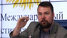 Noviná Tim Kirby na tiskové konferenci v Moskv (29. srpna 2017)