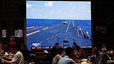 V pekingské restauraci vysílají záběry čínských letounů, které se účastní...