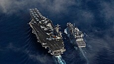 Letadlová lo tídy Nimitz USS Carl Vinson cvií v Indickém oceánu (13. dubna...