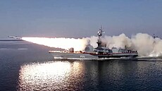 Ruský raketový lun tichomoské flotily bhem vojenských cviení odpaluje...