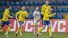 Filip Balaj (vpravo) ze Zlína slaví gól do sít� Teplic.