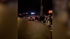 P�i nelegálním závodu v Bordeaux vjelo auto do lidí