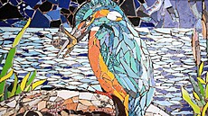 Mozaika na lavi�ce u rybníka od Milana Jaro�e a Hedviky Servusové zobrazuje...