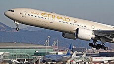 Boeing 777-3FX(ER) spole�nosti Etihad Airways startuje z leti�t� v Barcelon�....