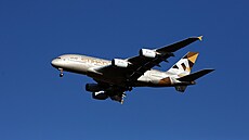 Letadlo Airbus A380-861 spolenosti Etihad Airways pistává na letiti...