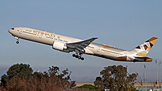 Boeing 777-3FX(ER) spolenosti Etihad Airways, vzlétající letit v Barcelon....