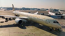 Boeing 787-9 spolenosti Etihad Airways na mezinárodním letiti v Abu Dhabi (6....
