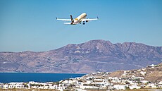Airbus A320 odlétá z �eckého ostrova Mykonos. (10. �íjna 2021)