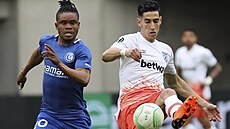 Nayef Aguerd (vpravo) z West Hamu odehrává míč před Giftem Orbanem z Gentu.