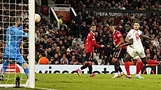 Branká David de Gea z Manchesteru United chytá stelu Tanguye Nianzoua ze...