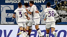 Arthur Cabral z Fiorentiny se raduje se spoluhráči z gólu v zápase s Poznaní.