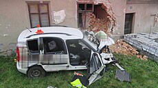 �idi� z neznámých p�í�in vyjel ze silnice a narazil do domu, co� �ást zdi...