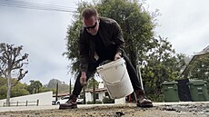 Arnold Schwarzenegger opravuje díru na silnici v losangelském Brentwoodu (11....
