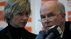 Rok 2009, prezident IBU Anders Besseberg naslouchá generální sekretáce IBU...