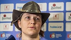 Kapitánka �eské hokejové reprezentace Alena Mills odpovídá noviná��m po návratu...