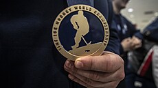 Bronzová medaile z MS, kterou si z Kanady pivezly eské hokejistky.