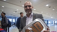 Ji�í �indler s pohárem pro bronzový tým z MS hokejistek