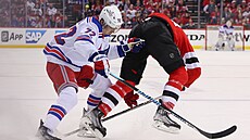 Filip Chytil (72) z New York Rangers bojuje o puk v zápase s New Jersey Devils.