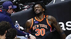 Julius Randle z New York Knicks vstřebává bolest po faulu v zápase s Cleveland...