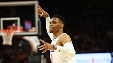Russell Westbrook z Los Angeles Clippers se chystá oslavit trojku.