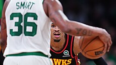 Dejounte Murray (5) z Atlanta Hawks brání v zápase s Boston Celtics, do útoku...