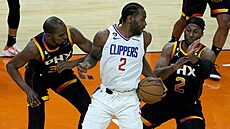 Kawhi Leonard z Los Angeles Clippers se v zápase s Phoenix Suns snaí zbavit...