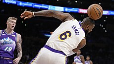 LeBron James z Los Angeles Lakers hlavi�kuje v zápase s Utah Jazz, sleduje ho...