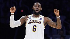 LeBron James gestikuluje na spoluhráe z Los Angeles Lakers.