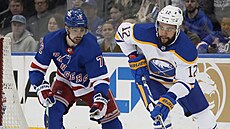 Filip Chytil (72) z New York Rangers nahání Jordana Greenwaye (12) z Buffalo...