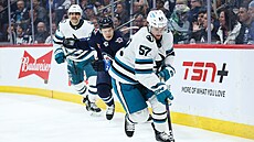 Adam Raška (57) ze San Jose Sharks uniká Vladislavu Namestnikovovi z Winnipeg...
