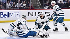 James Reimer (47), Mario Ferraro (38) a Adam Ra�ka (57) ze San Jose Sharks