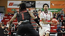DeMarco Dickerson z Pardubic atakuje nymnburský ko�, brání Evan Gilyard.