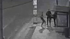 Zabodnu do tebe kudlu, ty srá�i! �val mo�ící mu� na strá�níky.