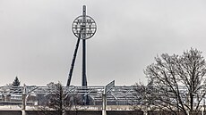 Nový stadion v hradeckých Malovicích budou osvtlovat renovovaná lízátka....