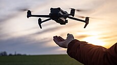 Ú�ad práce chce nabídnout rekvalifika�ní kurz na pilotování dronu.