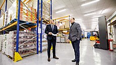 P�edseda �eská federace potravinových bank Ale� Slaví�ek (vlevo) p�i otev�ení...