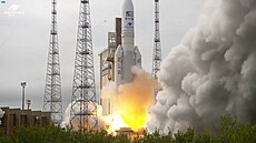 Raketa Ariane 5 startuje se sondou Juice