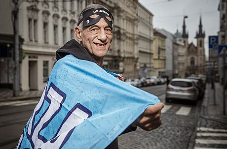S modrou vlajkou v Praze dává Carlo Capalbo jasn najevo, kterému fotbalovému...